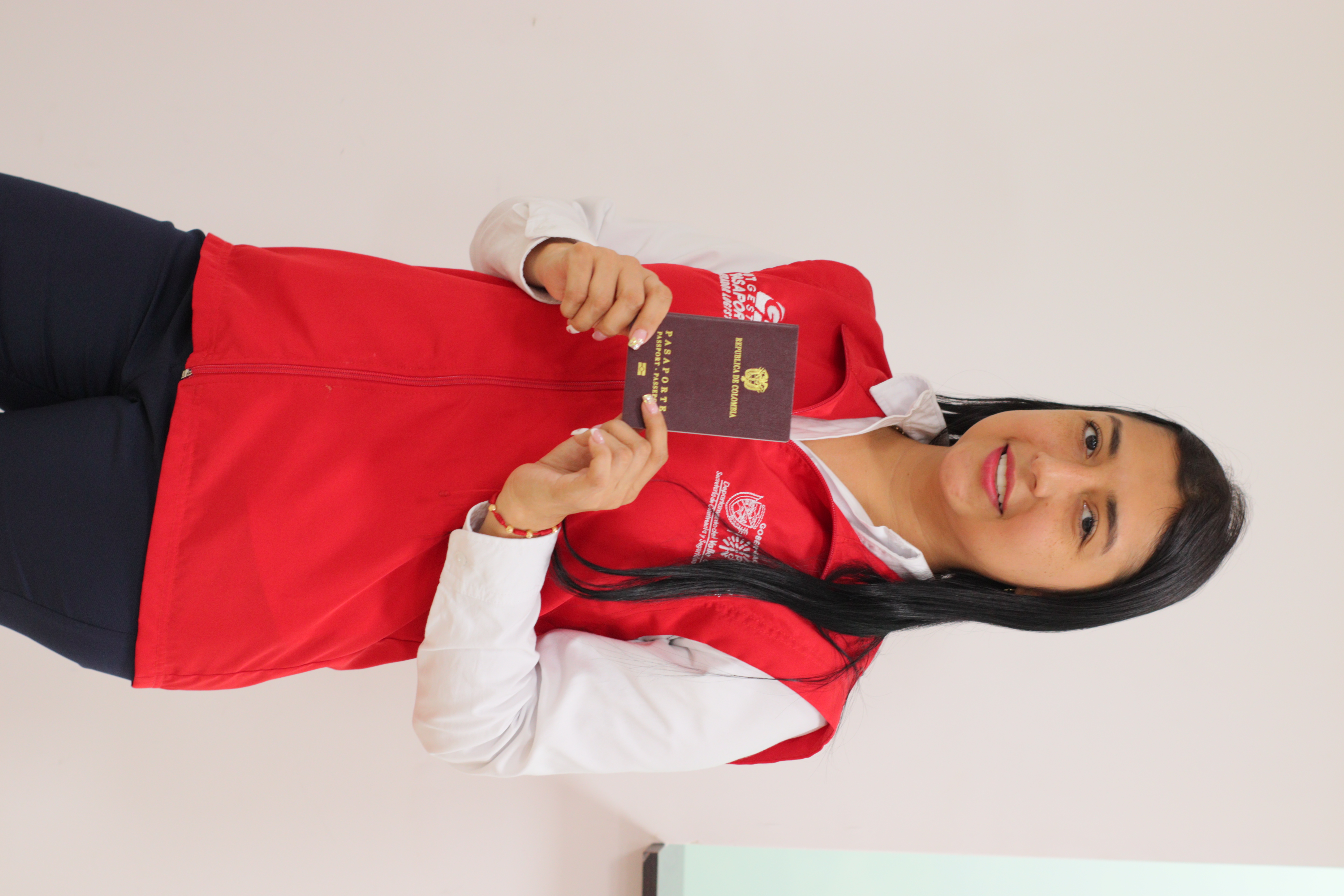 Foto persona con pasaporte